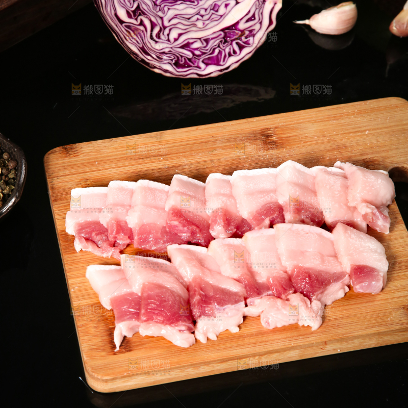 木底上放着切开的新鲜五花肉