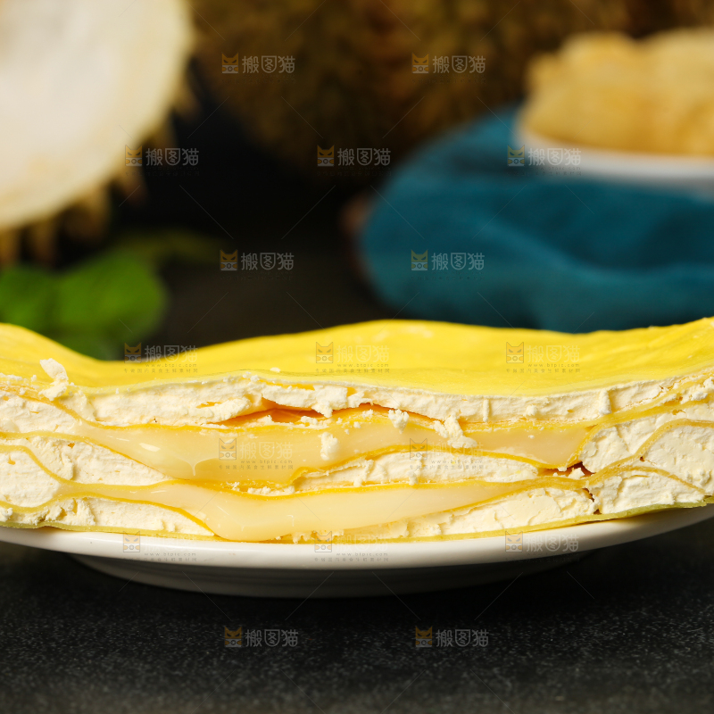 盘子里装着榴莲千层蛋糕
