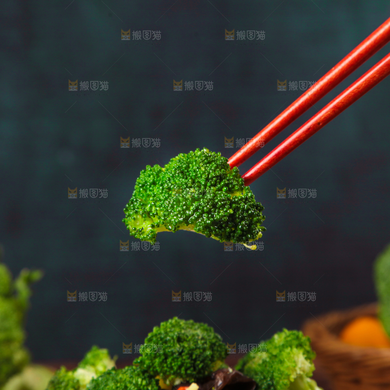 筷子夹着西兰花