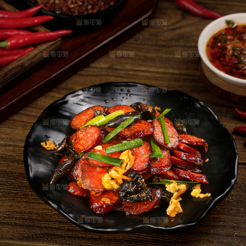 盘子里装着炒熏腊肠
