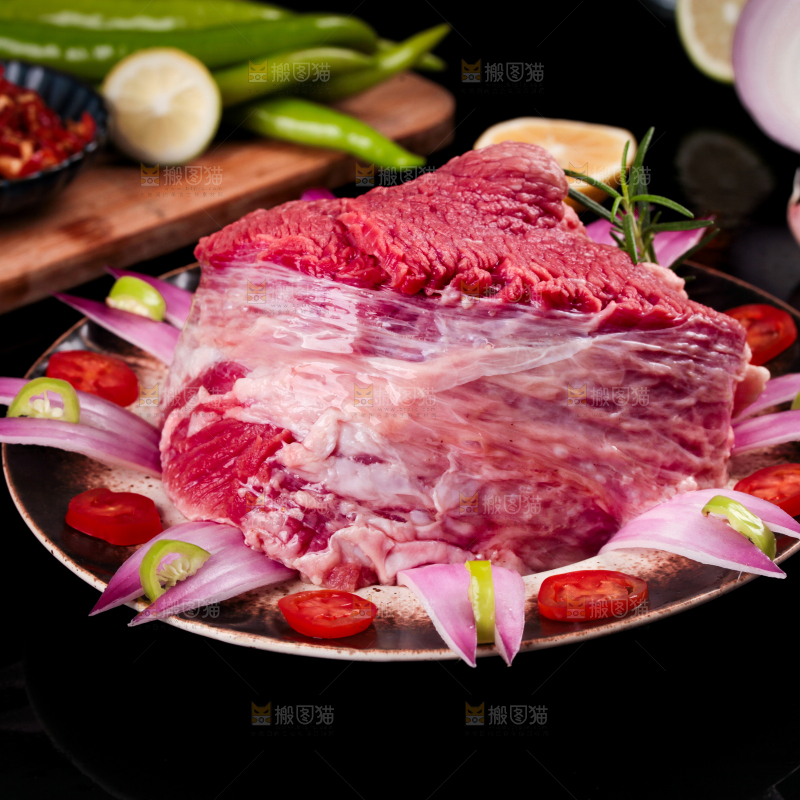 盘子里装着牛腿肉