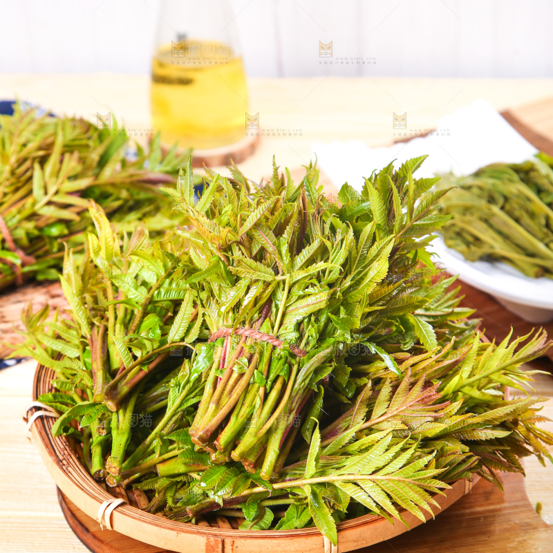 一盘沂蒙山香椿芽放在木底上