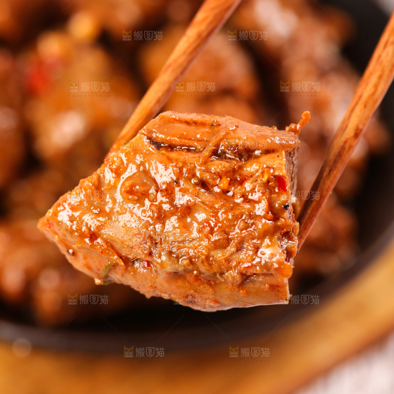 盘子里装着香辣鸭脖