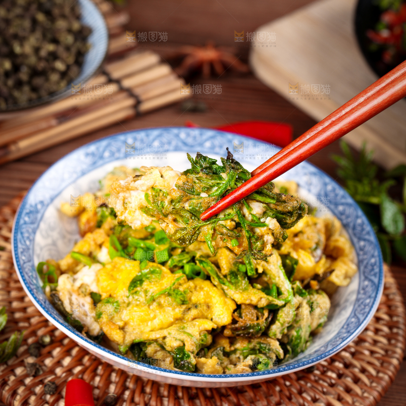 筷子夹着花椒芽炒鸡蛋