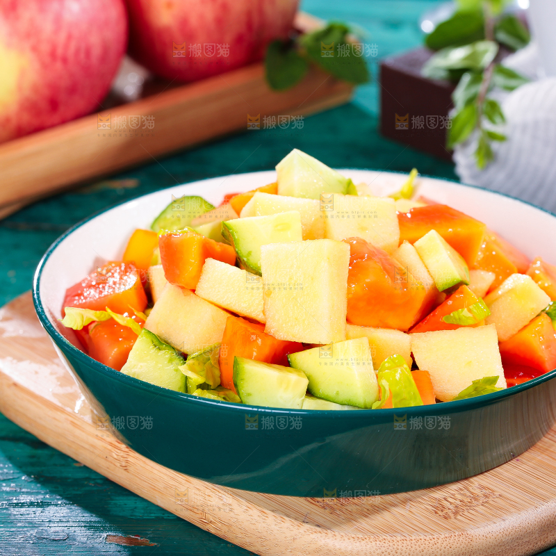 盘子里装着水果沙拉