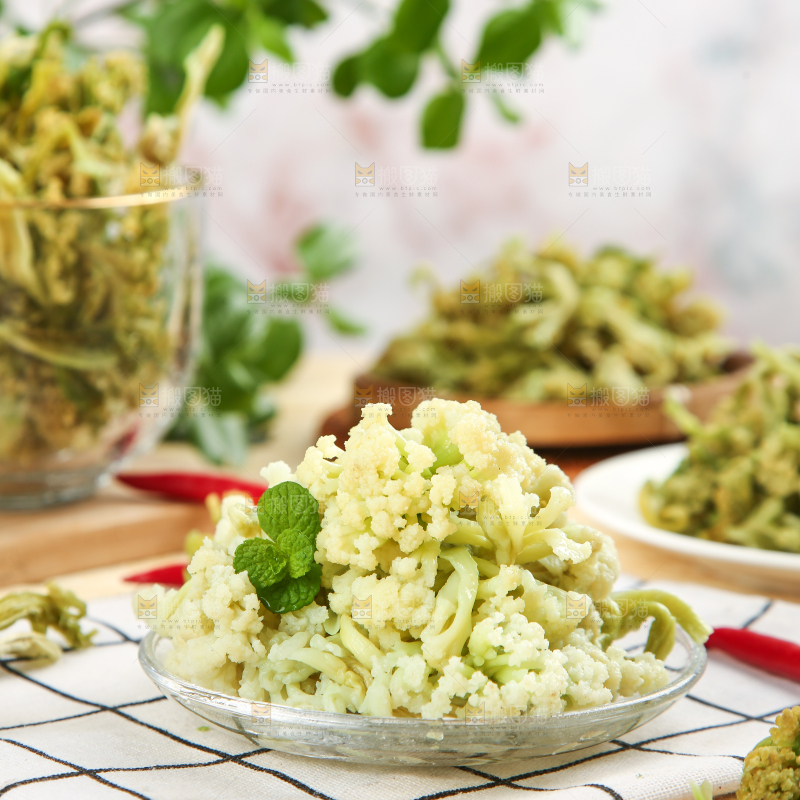 格子布上放着一盘花椰菜干