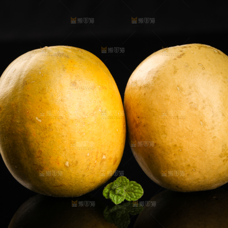 黑底上放着黄金罗汉果