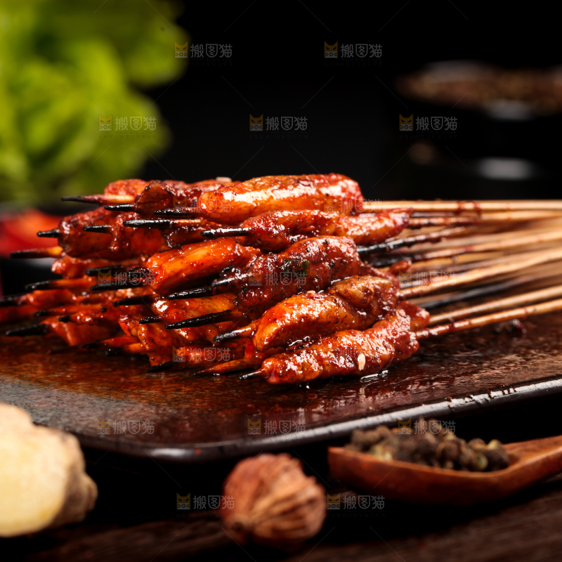深底上的烤肉串