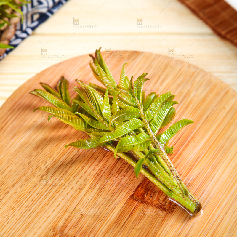 木板上放着沂蒙山香椿芽
