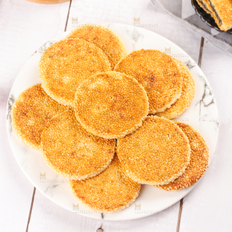 盘子里装着芝麻饼
