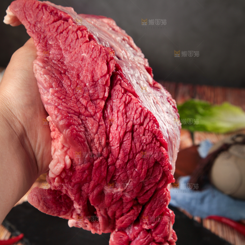 黑石板上的草原散养牛腿肉