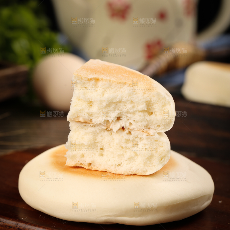 木底上放着蛋奶饼
