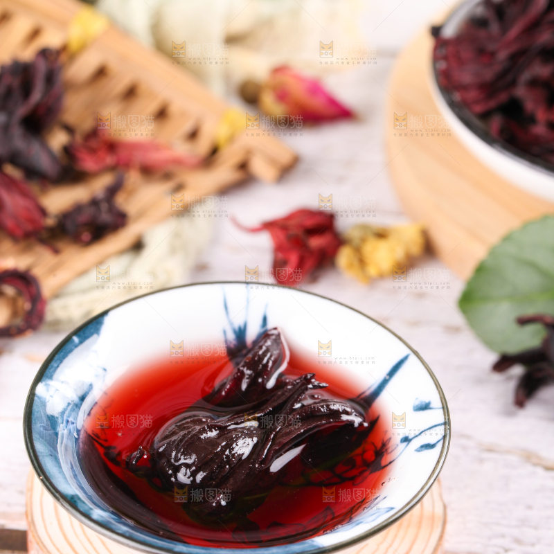 木底上放着一杯洛神花茶