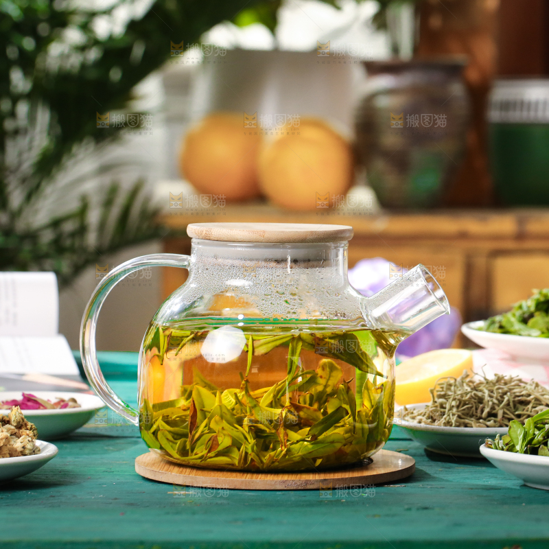 盒里泡着绿茶