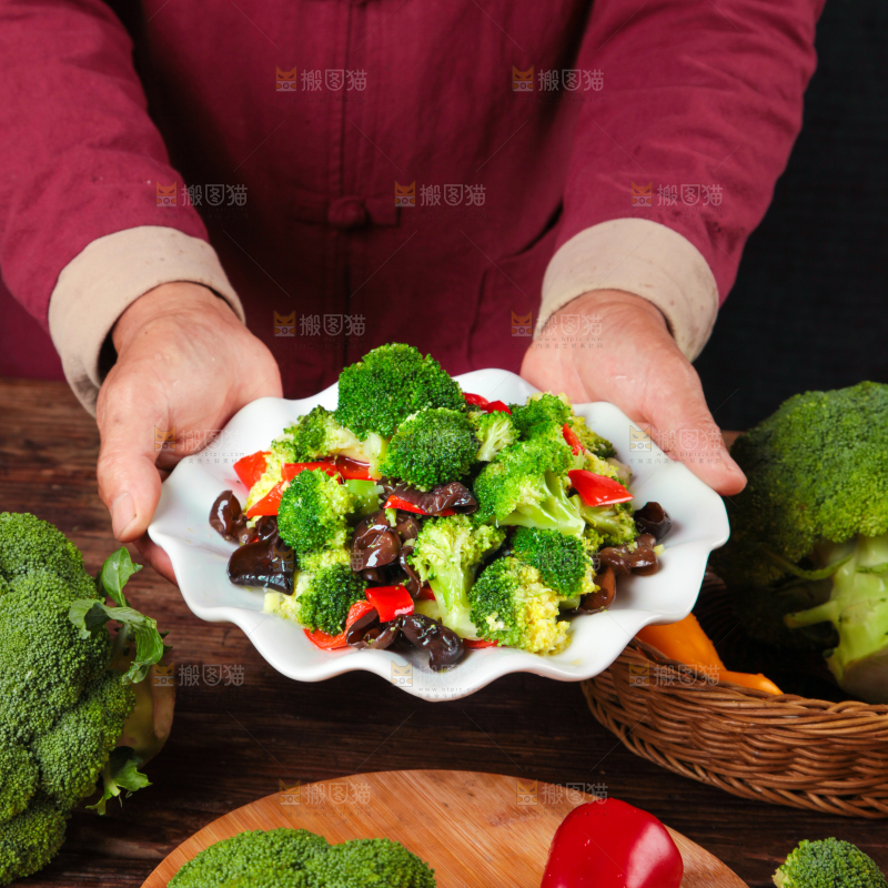 手端一盘素炒西兰花