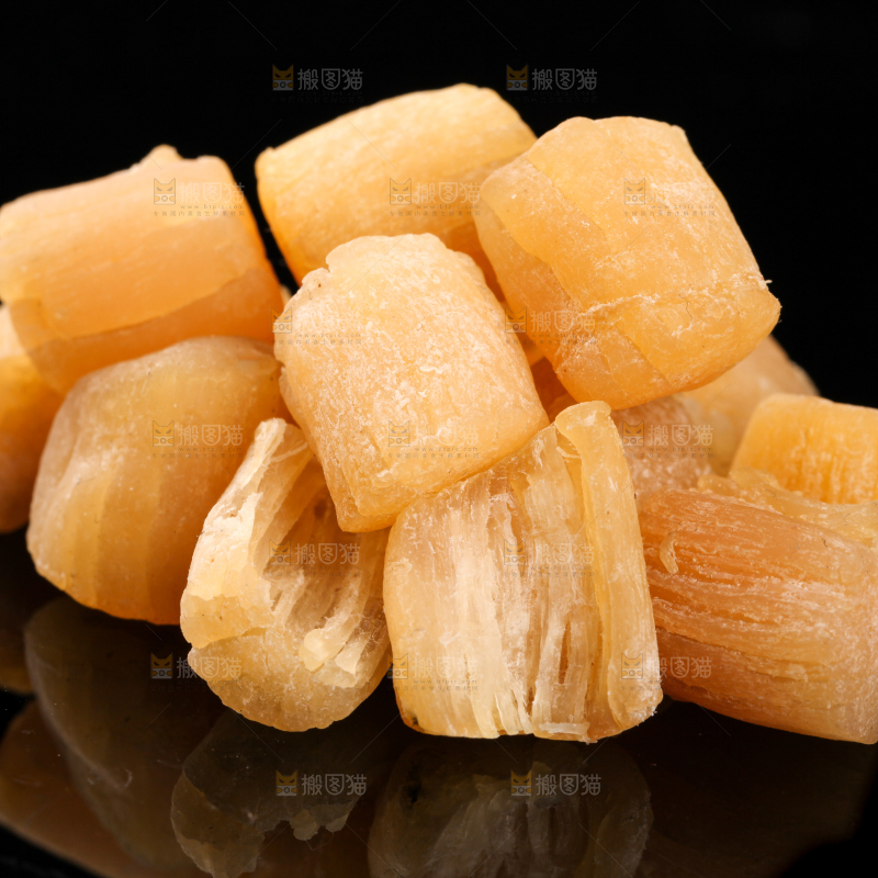 黑底上放着瑶柱