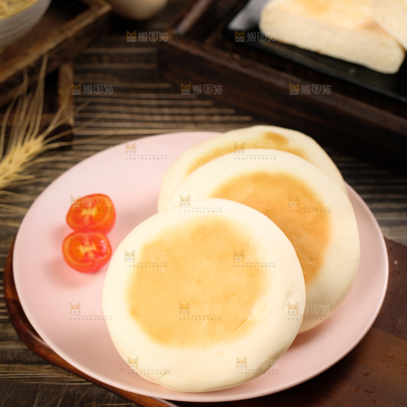 盘子里装着奶香饼