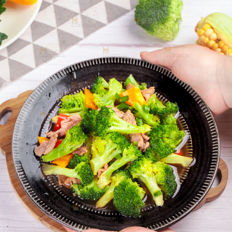 手拿一盘西兰花炒肉
