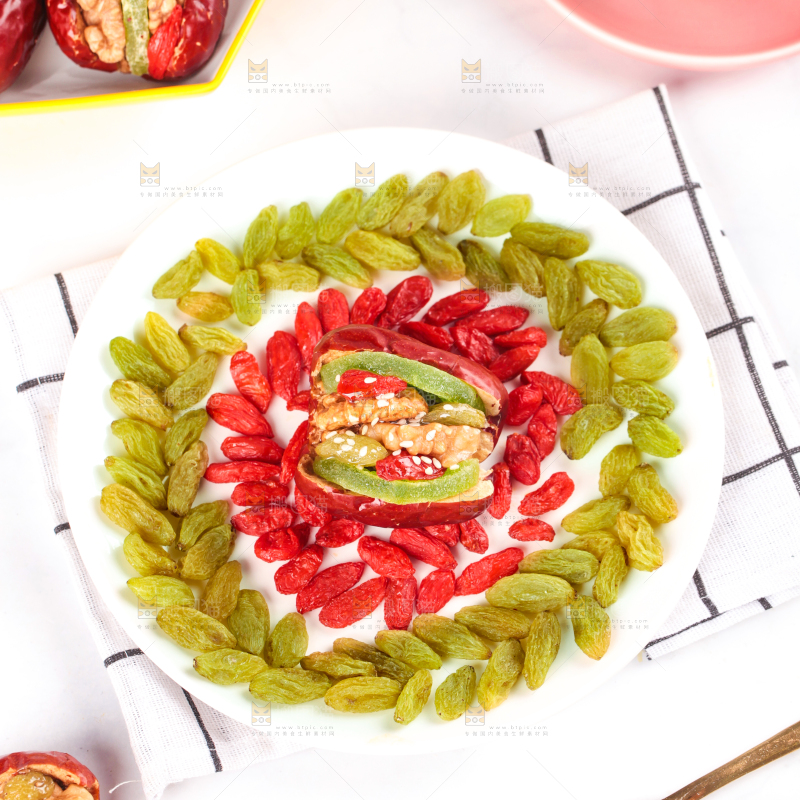 盘子里装着枣夹核桃食材