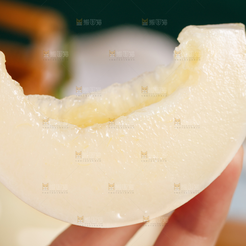 手拿切开的阎良甜瓜