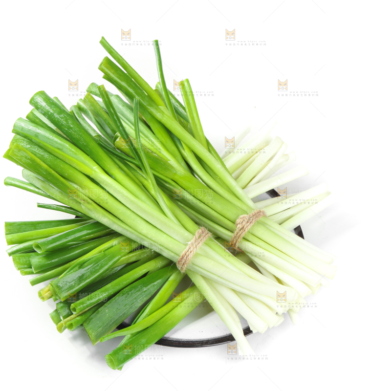 一盘香葱放在白底上