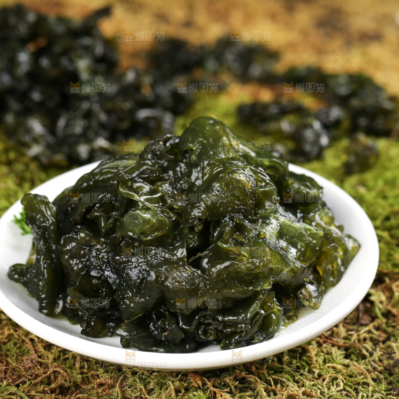 盘子里装着雷公菌