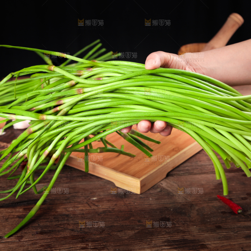 手拿新鲜蒜苔