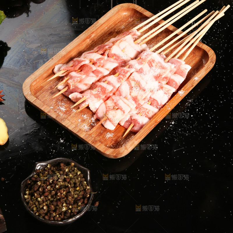 黑底上放着一盘串串