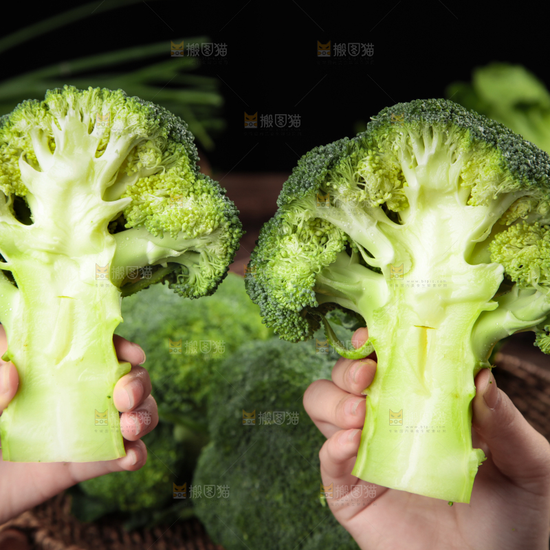 手拿切开的西兰花