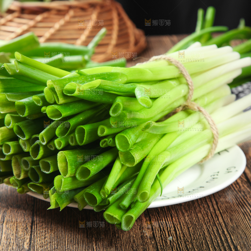 一盘新鲜大葱放在木底上