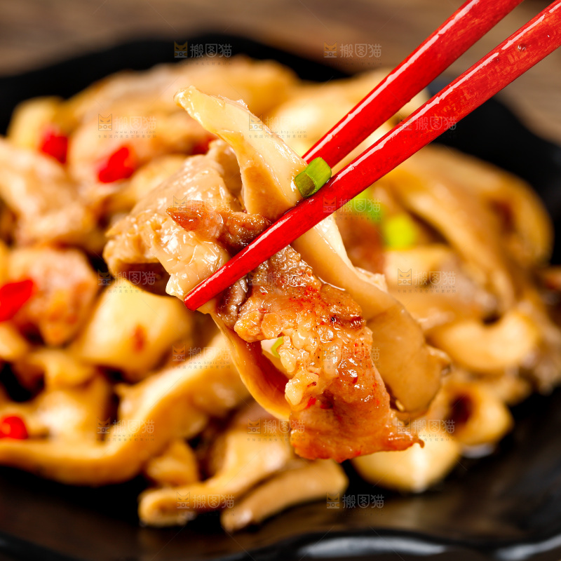 筷子夹着平菇炒肉