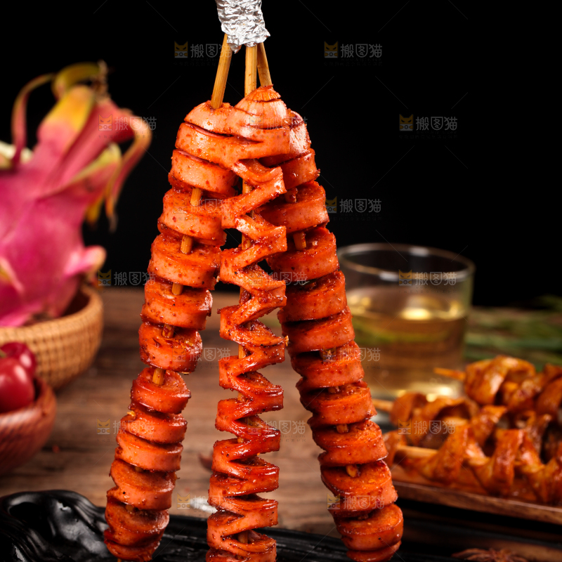 一盘火腿肠烤串放在木底上