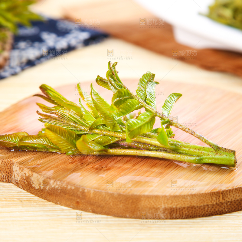 木板上放着沂蒙山香椿芽