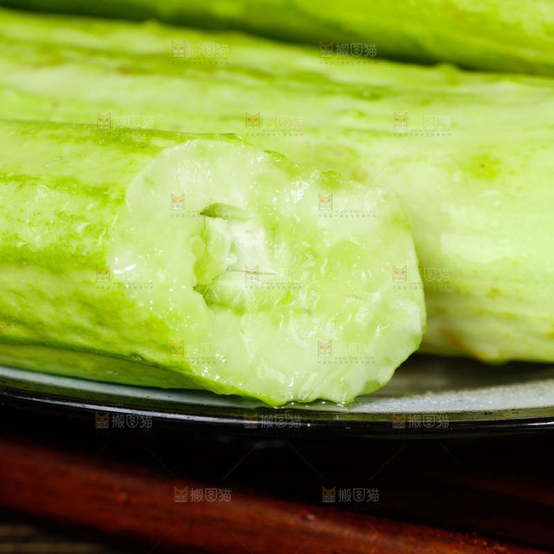 深底上的白玉黄瓜