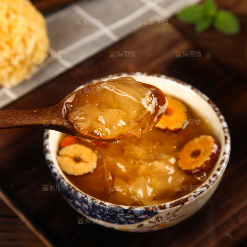 深底上放着一碗银耳汤