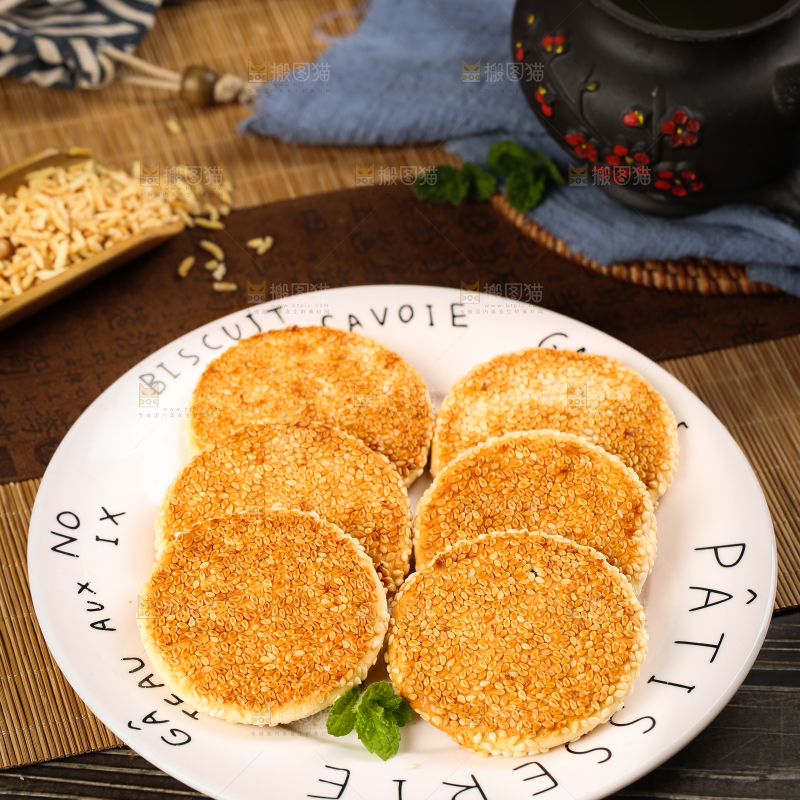 盘子里装着小饼子