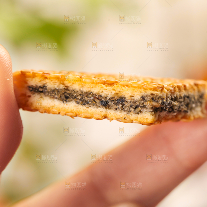 手里拿着手工芝麻饼