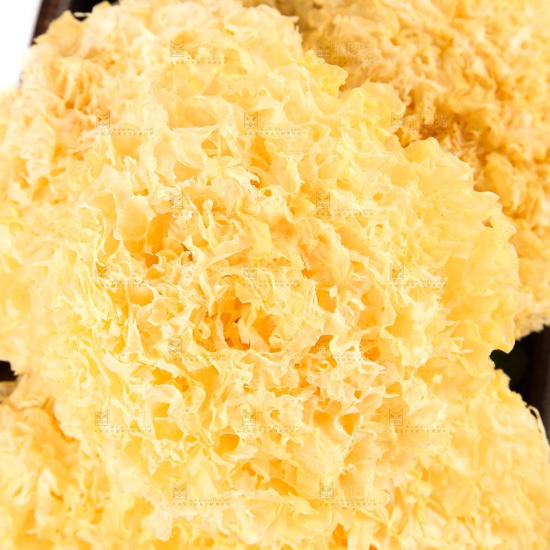 一盘古田银耳放在白底上