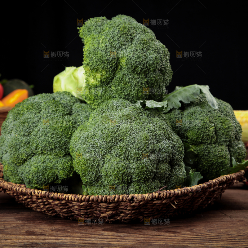 木底上的新鲜西兰花