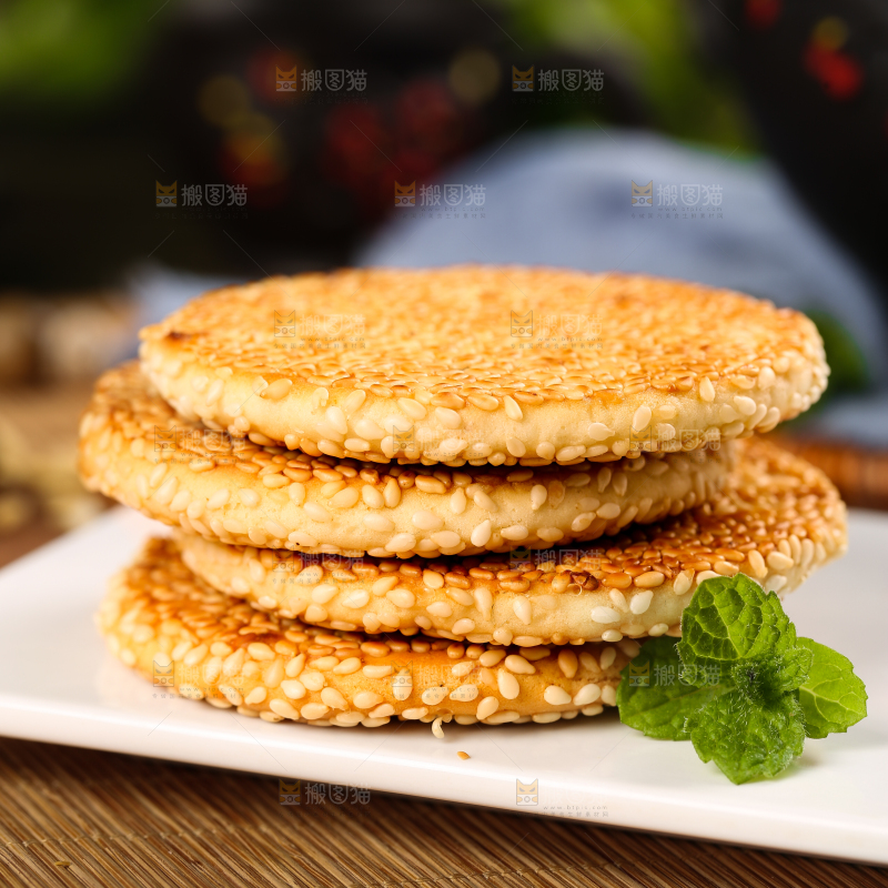 白石板上的芝麻馅饼