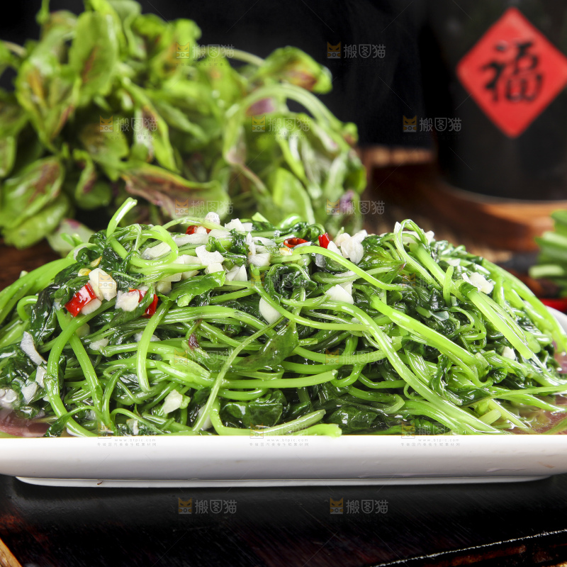 一盘蒜蓉苋菜放在木底上