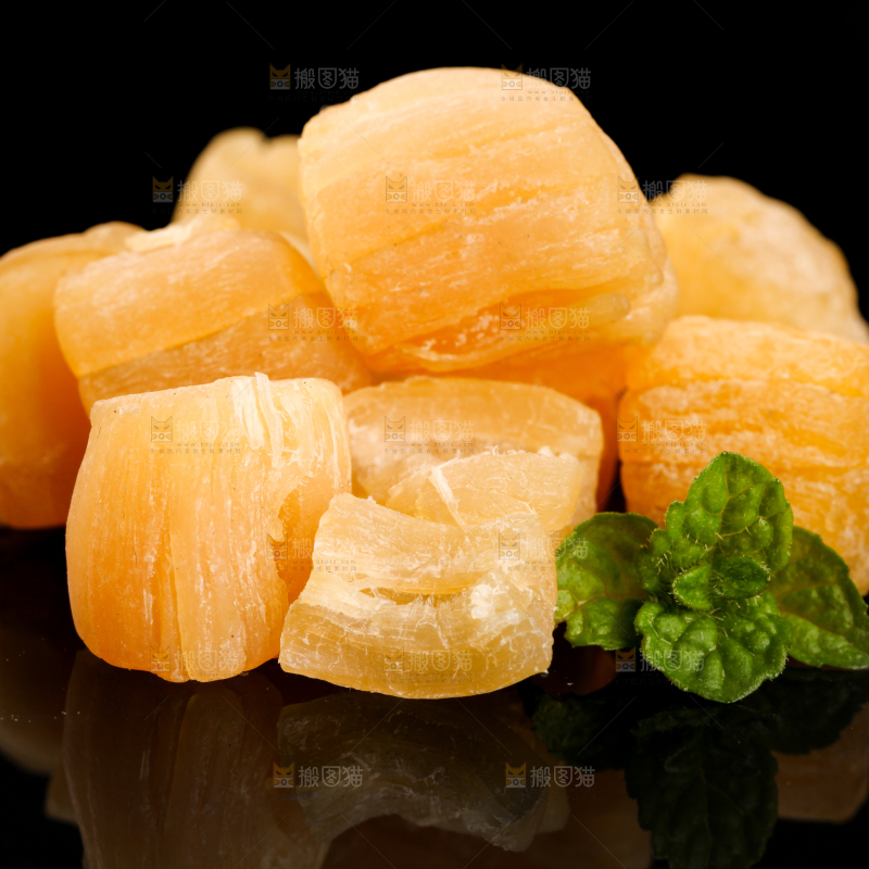 黑底上放着瑶柱干