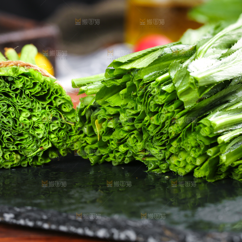 黑石板上放着切开的云南大香菜