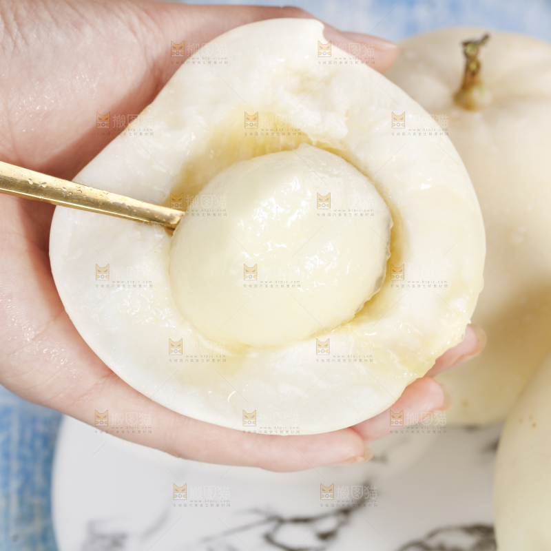 勺子里的阎良甜瓜果肉