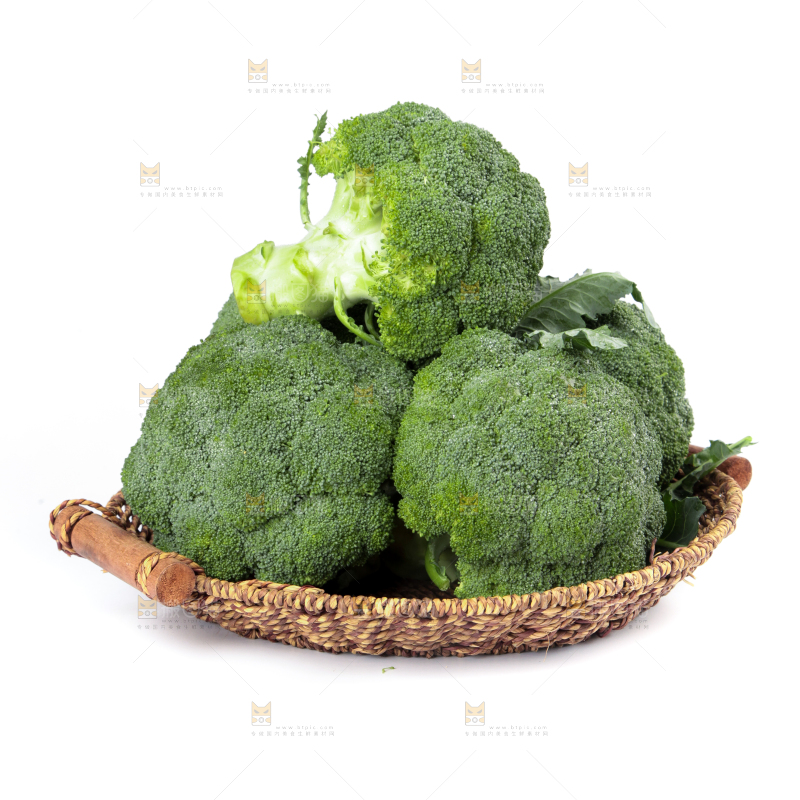 一盘西兰花放在白底上