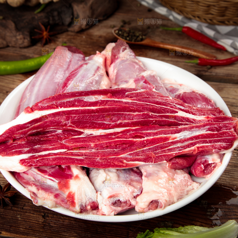 盘子里装着牛腿肉