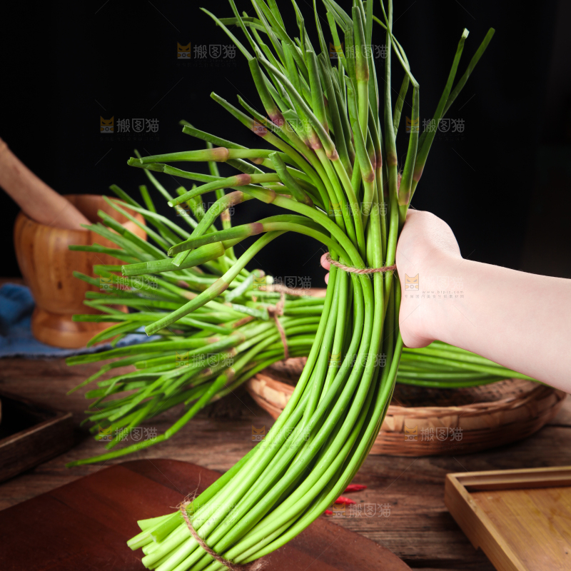 手拿新鲜蒜苔
