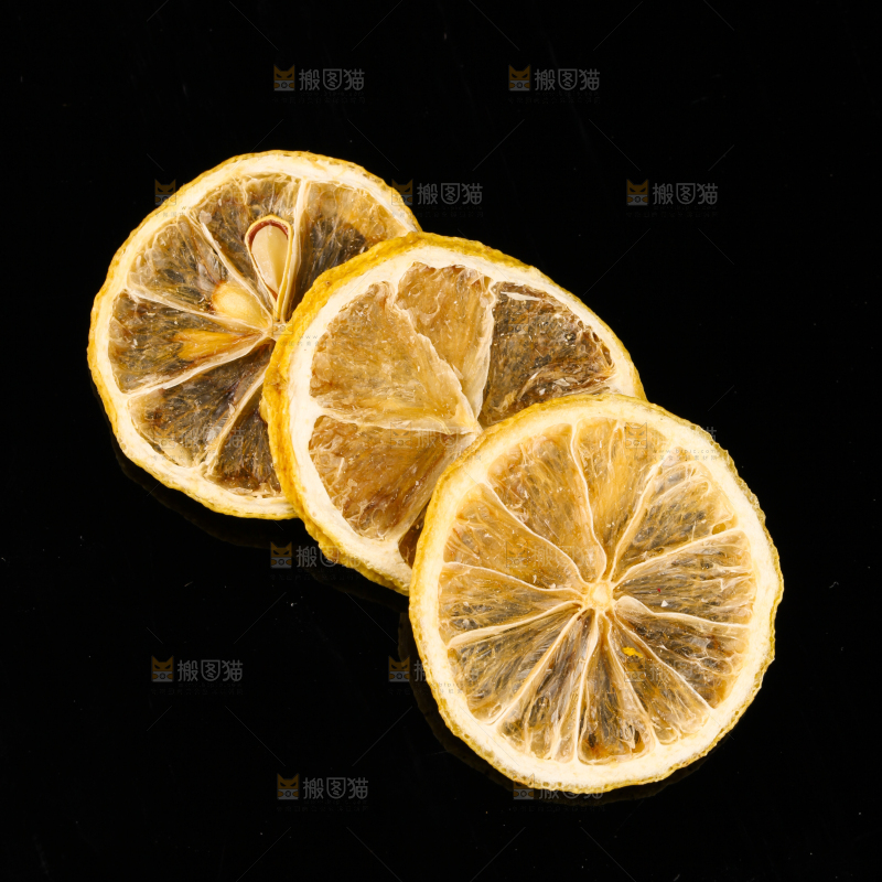 黑底上的柠檬片
