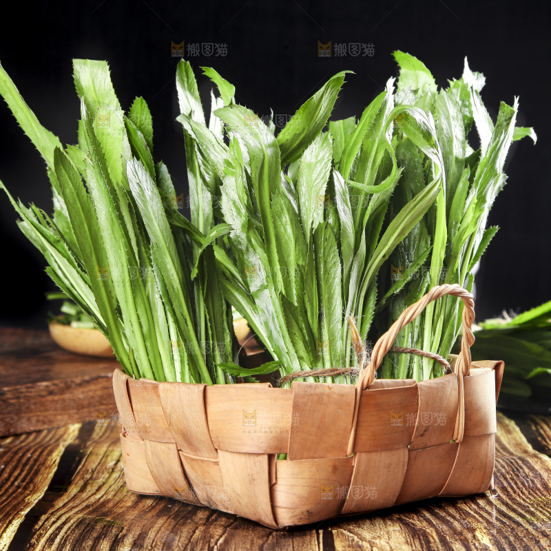 一筐刺香菜放在深底上