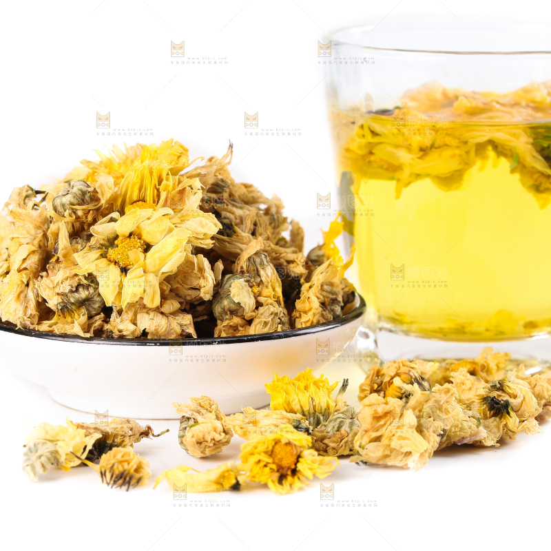 白底上放着一杯菊花茶